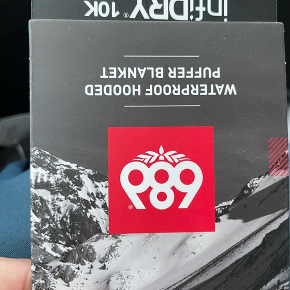 New 686 Waterproof Hooded Puffer Blanket - Picture 7 of 8